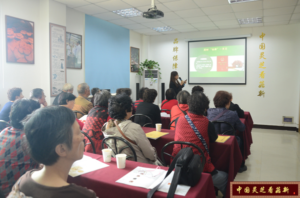 主持人為翔華社區(qū)人員介紹菇新GMP加工廠以及菇新破壁靈芝孢子粉