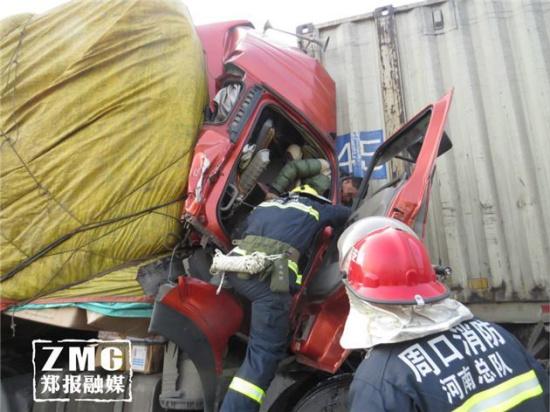 高速因團(tuán)霧8車相撞